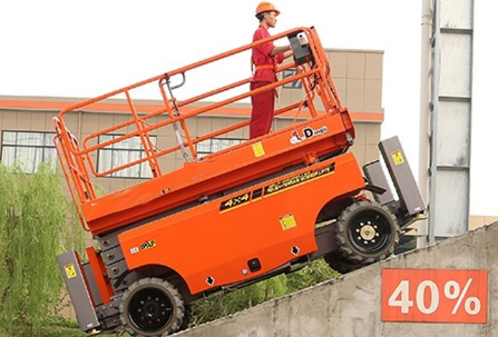 电动剪叉式高空作业平台车能在斜坡上行驶吗