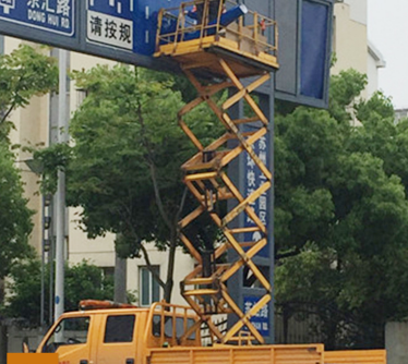 街道红绿灯不亮,检修人员驾驶车载式剪叉式升降车来维修