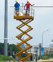 升降平台车用于路灯维修