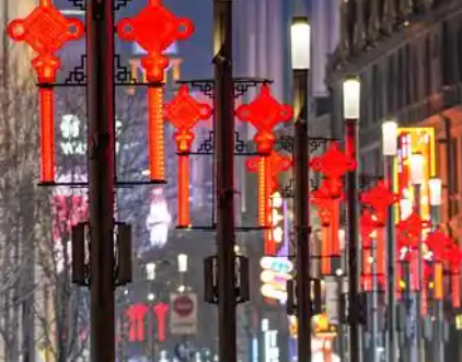 冠航移动式升降平台车助力工人悬挂新春装饰灯具